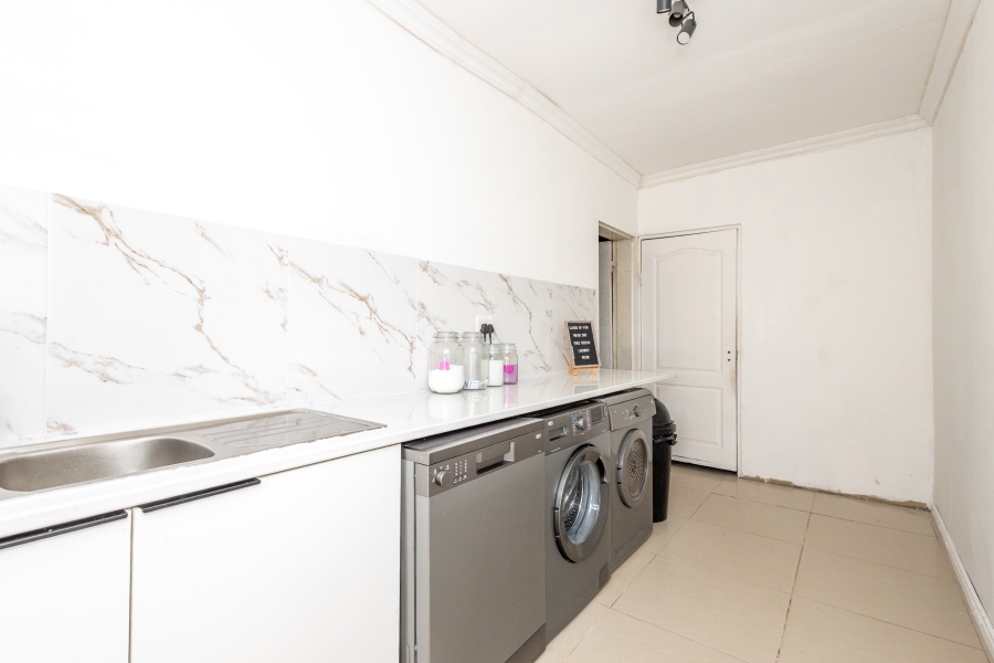 6 Bedroom Property for Sale in Jakarandas Western Cape
